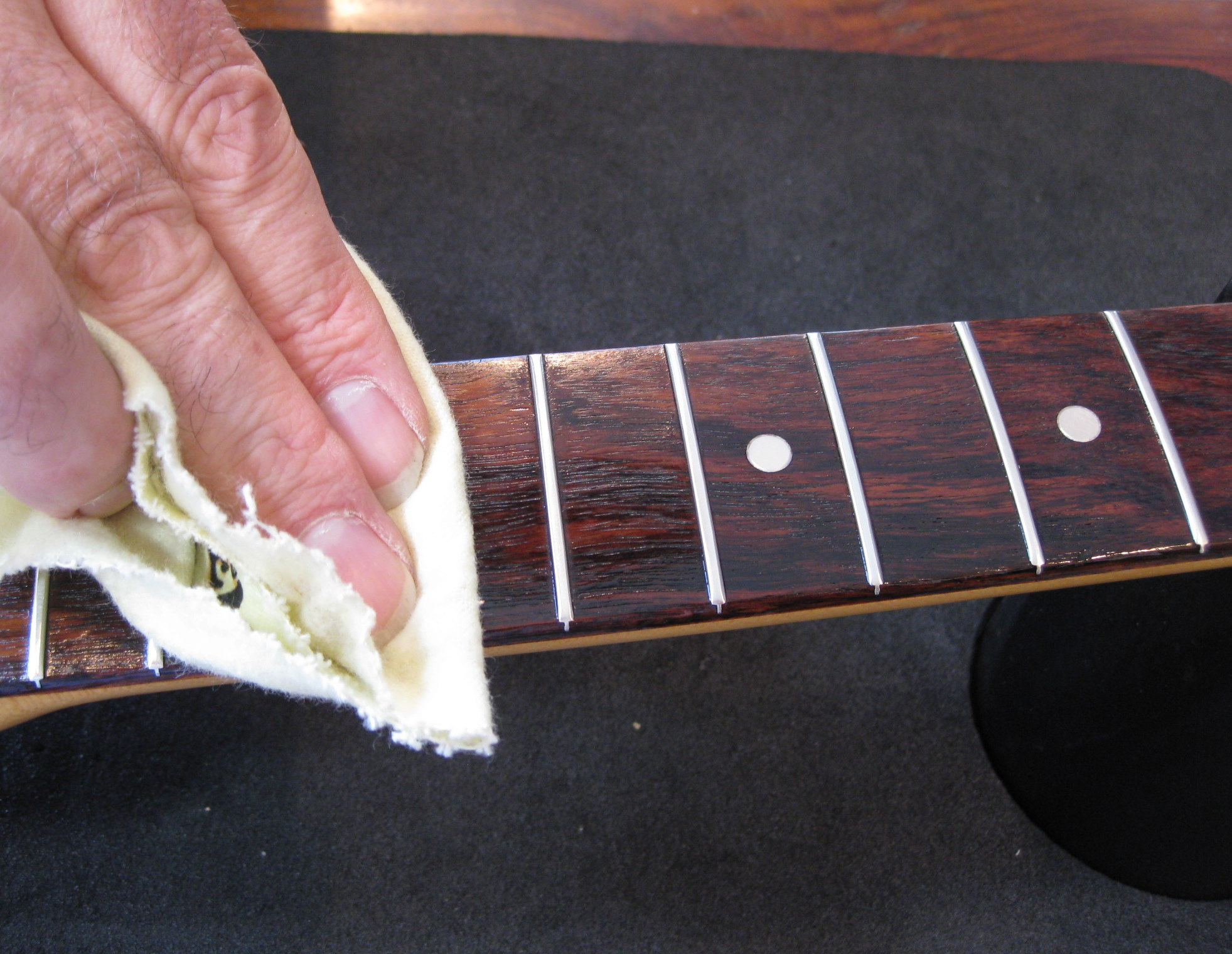 Cleaning Guitar Frets - With The Steel Wool - Phamox Music